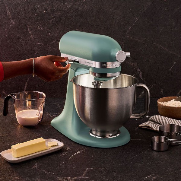 Фото - Планетарный миксер KitchenAid Artisan Plus 4.7 л (5KSM50PKVEMJ)